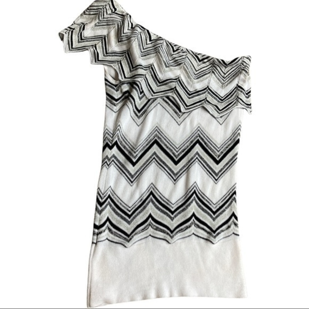 Whitehouse blackmarket size small off shoulder top